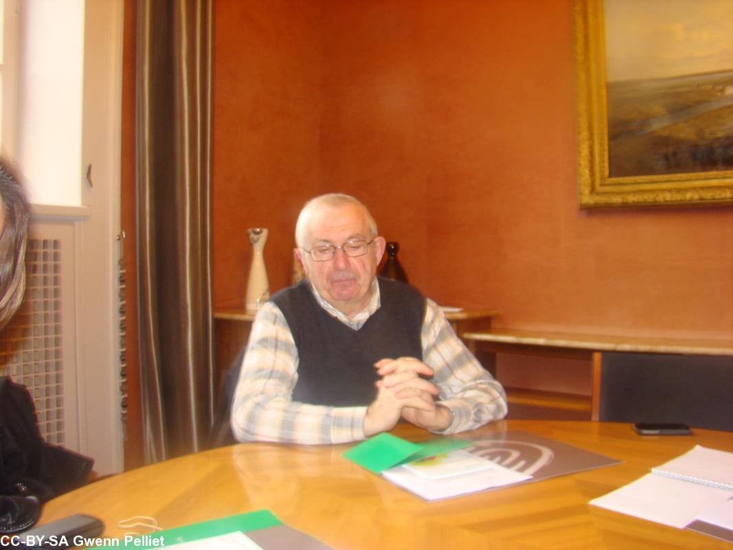 M. Pierre Le Berre  Vice-Pdt de Quimper-
Communauté  Chargé de l'Habitat et du Logement  lors 
de la conférence de presse 