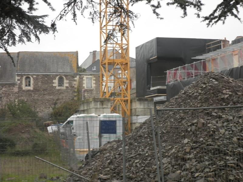 Voici comment le bâtiment neuf (à droite  il sera gris béton en définitif) se marie avec le grand logis (XVe-XVIe-XVIIe  au fond). Mariage forcé dans l'air.