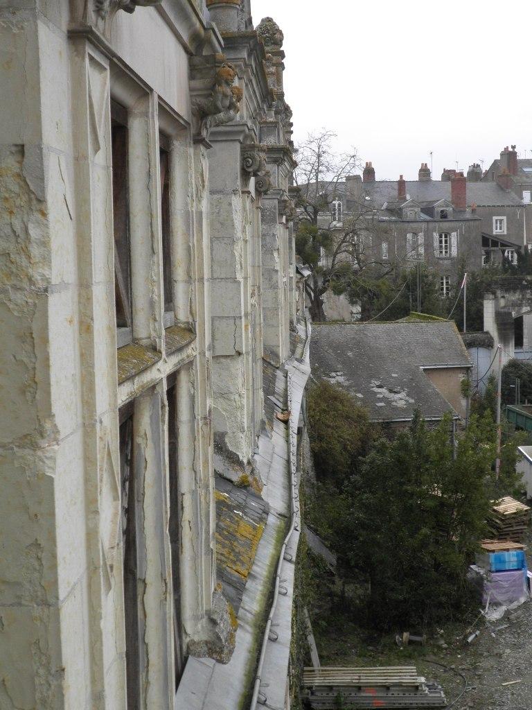 Les parements extérieurs  les croisées et les enduits sont dans un état désastreux. Et à l'intérieur  c'est pire encore.