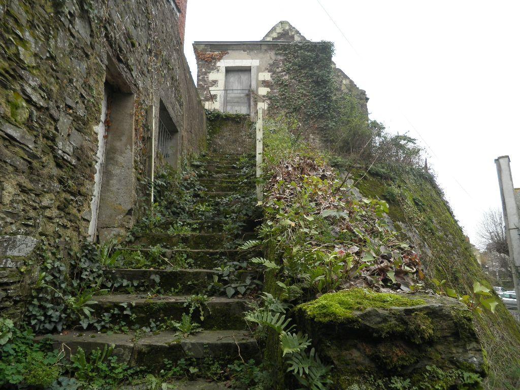 Escalier d'accès à la chapelle à l'est du grand logis. C'est une partie qui est encore relativement en bon état par rapport au reste.