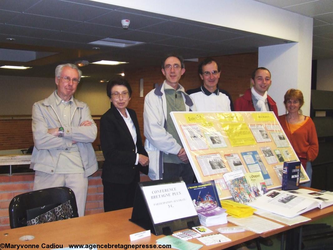 Nantes 21 mai 2008. Les organisateurs de Bretagne Plus de la conférence de Jean-Christophe Cassard : Gilbert Péron ; Nicole Bourcy ; Gérard Mérel ; Pierre Nogues ; Stéphane Briand ; Gisèle Cordonnier-Guillot.