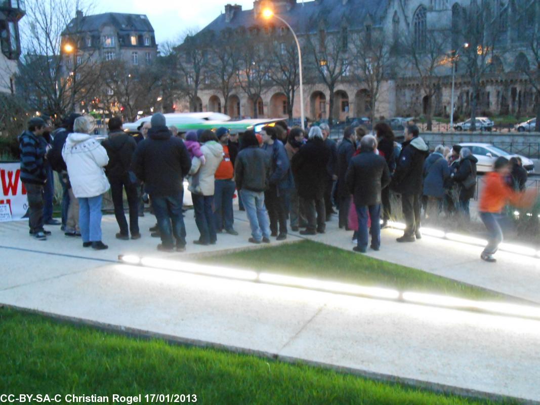 Devant le Conseil général du Finistère à Quimper  manifestation 
d'Ai'ta pour le breton