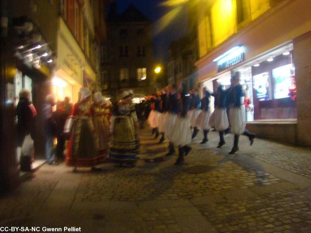 Le Cercle Eostiged dans les rues de Quimper