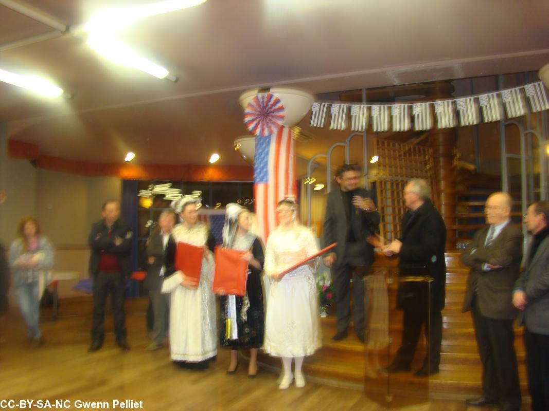 Remise de cadeaux à la Reine et à ses demoiselles 
d'honneur