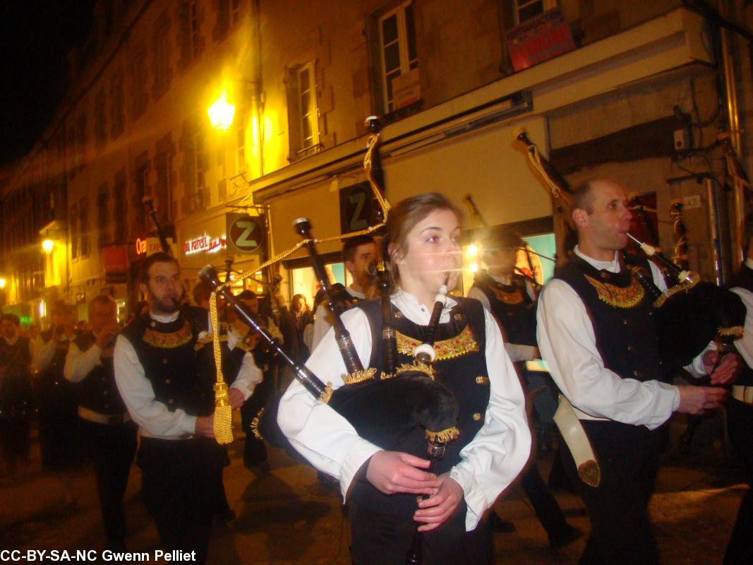 Le Bagad du Moulin-Vert dans les rues de Quimper