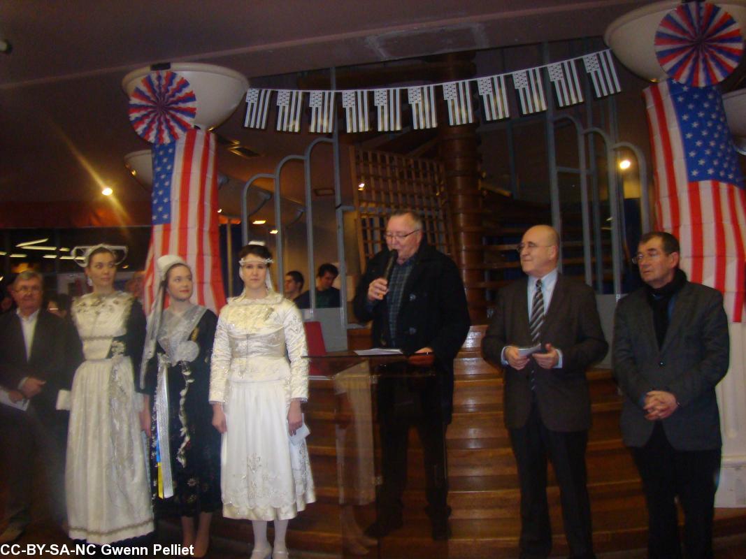 de gauche à droite  Jean Guého  Pdt Kendalc'h29  
Aziliz Miossec Cercle Chateaulin  Diane Soubigou  
Reine de Cornouaille  Cercle Plougastel  Lucie 
Pochic  Cercle Eostiged  Jean-Michel Le Viol  Pdt 
Festival Cornouaille  Bernard Poignant  Pdt 
Quimper-Communauté  Gilbert Gramoullé  
Adj.Culture.