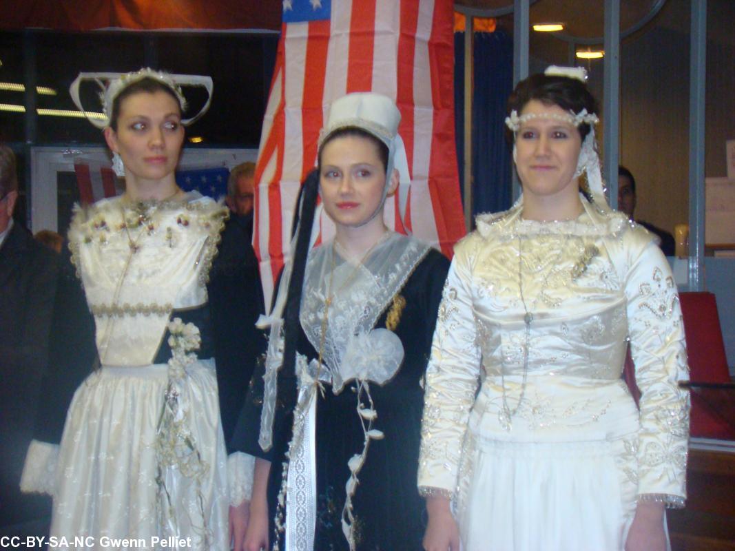 La Reine de Cornouaille 2012 entourée de ses deux 
demoiselles d'Honneur