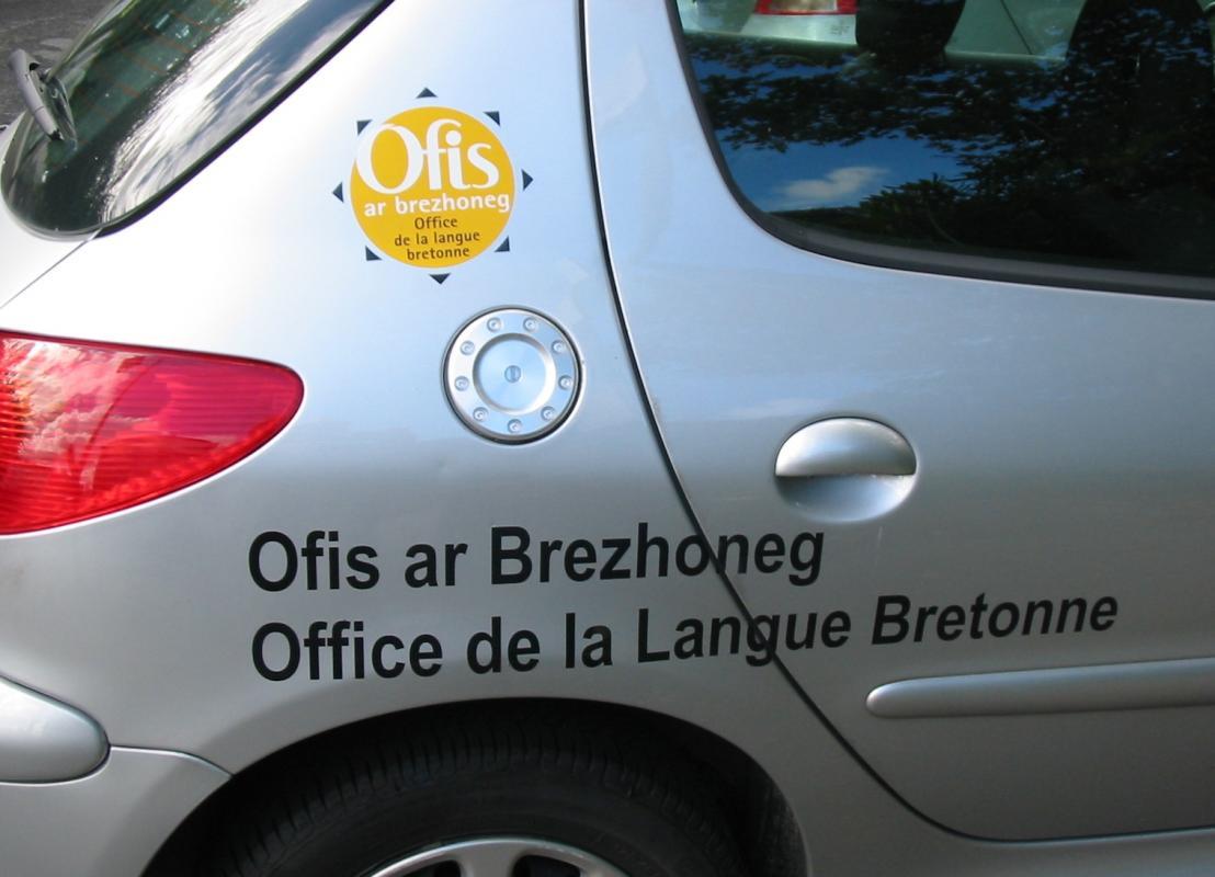 Véhicule de l'Office public de la langue bretonne avec l'ancien nom et 
l'ancien logo  (Photo de Man viy Wikipedia)