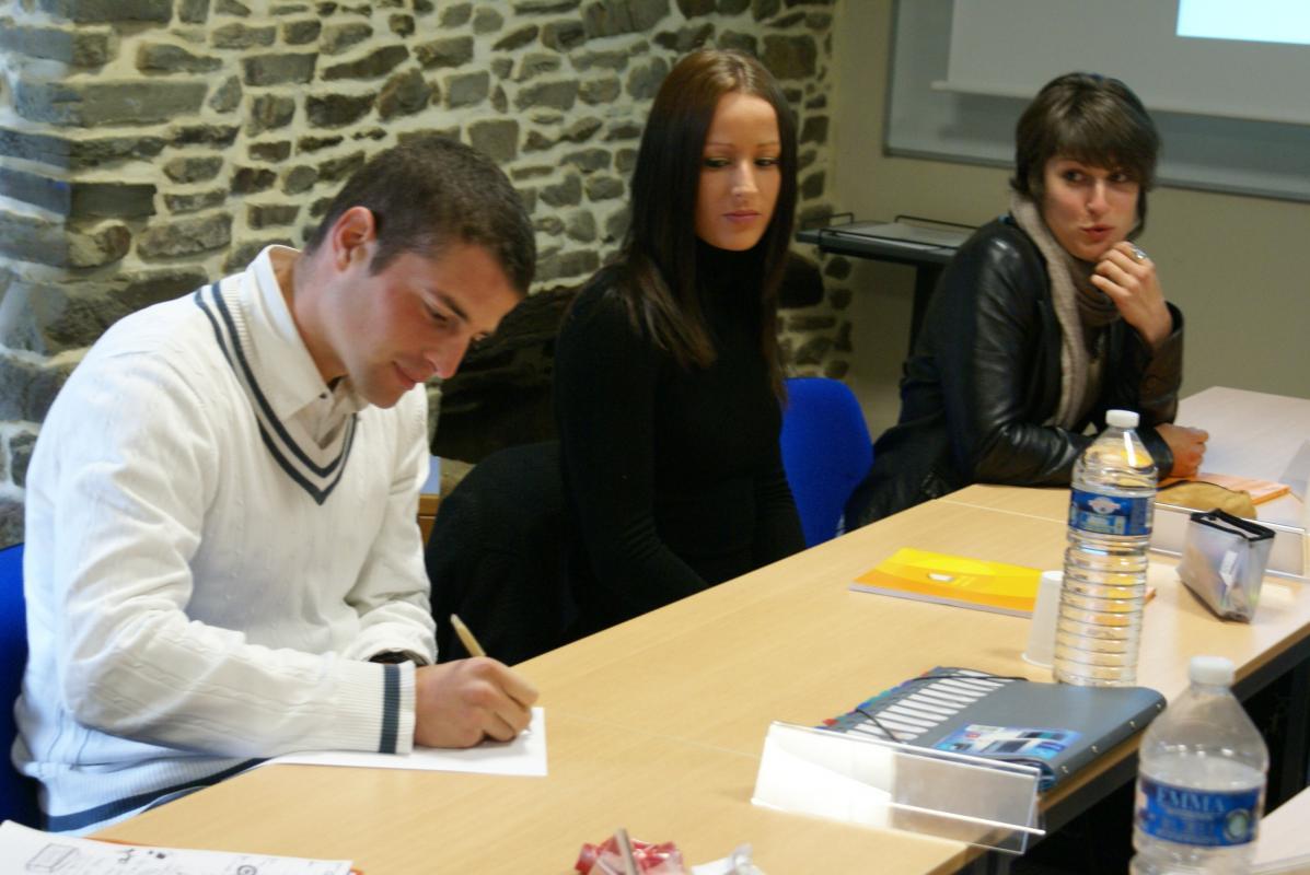 La cohésion de groupe permet au Jeunes Diplômés de rompre l'isolement qui s'est instauré durant la période de chômage.