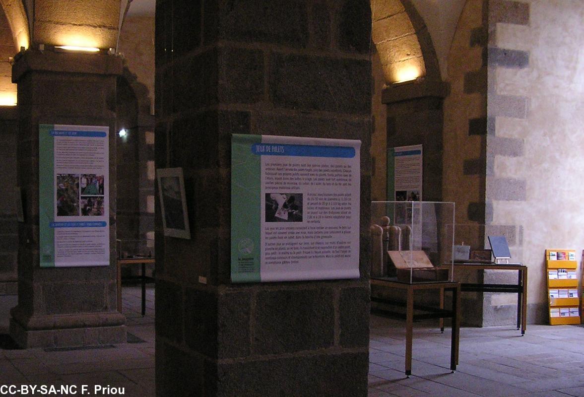 Vue de l'expo dans la Salle des Piliers du Parlement