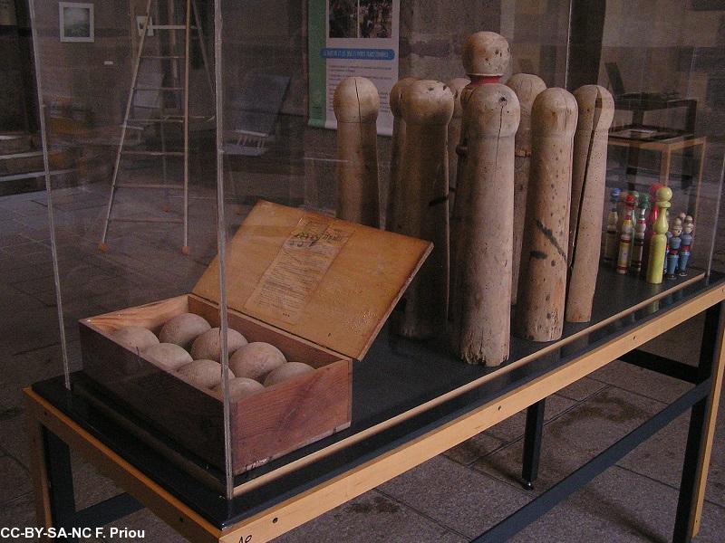 Vue de l'exposition dans la Salle des Piliers du Parlement de Bretagne