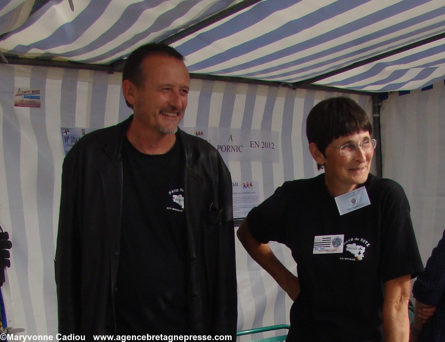 À Pornic lors de la fête bretonne de la Saint-Gilles 2012 Thierry Jamet et Marie-Thérèse Carrer-Gorny présentent la nouvelle école Diwan.