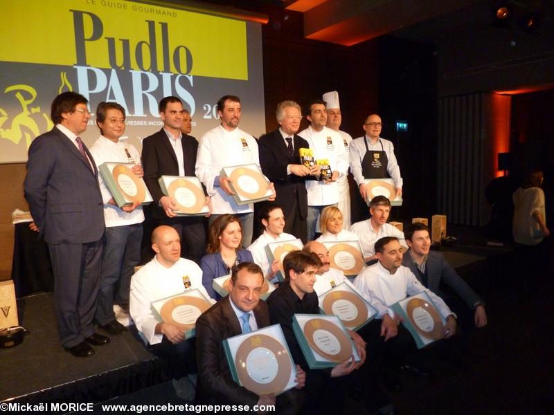 Gilles Pudlowski et les lauréats 2013. A sa gauche Yannick Alleno et les 2 créateurs du restaurant 