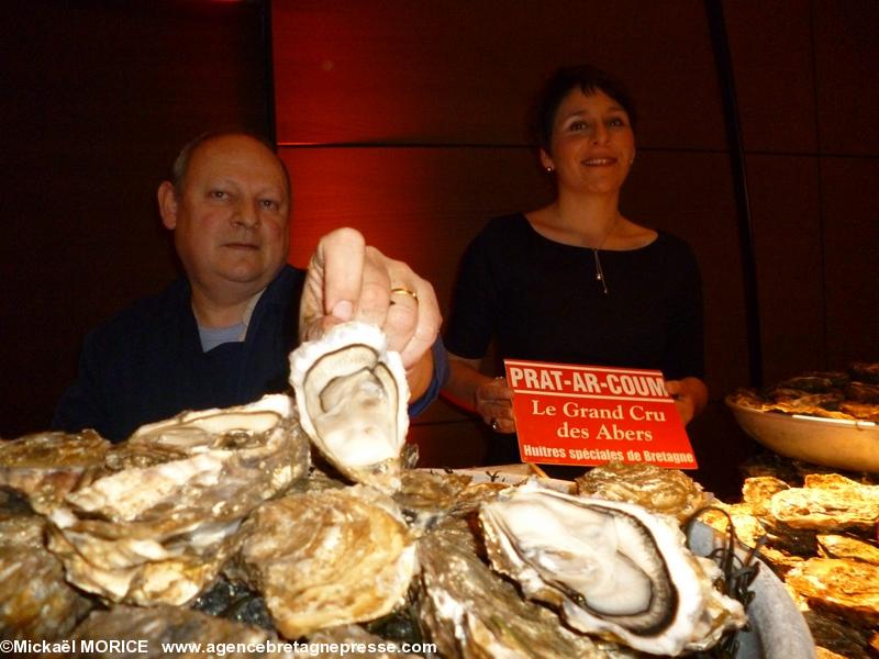 Caroline Madec et son écailler présentent les Huitres Prat-Ar-Coum