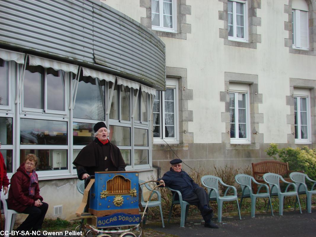 Loic Toularastel avec son orgue de barbarie  de la 
Compagnie 