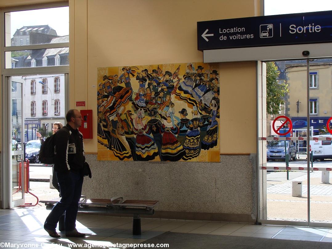 La fresque en céramique de Robert Micheau-Vernez (Brest 1907 - Le Croisic 1989) faite chez Henriot est dans le hall de la gare.