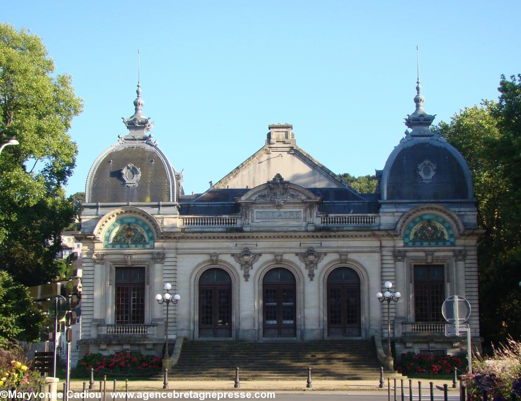 Le théâtre municipal de Kemper inauguré en 1904. Il prend le nom de Max Jacob en 1998.