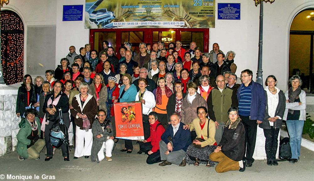 Le choeur du Canto sur les marches du Centre des Arts et de la Culture de Sébastopol, après le concert du Canto general.