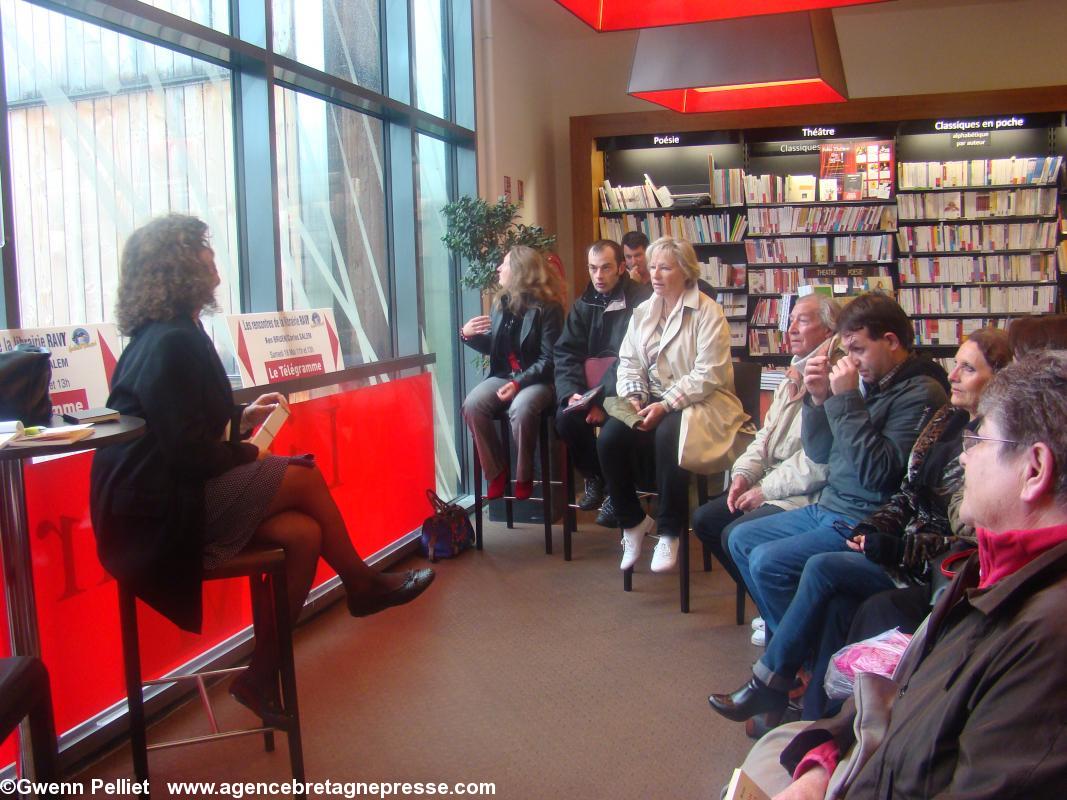 Nathalie de Broc et les futurs lecteurs de son ouvrage.