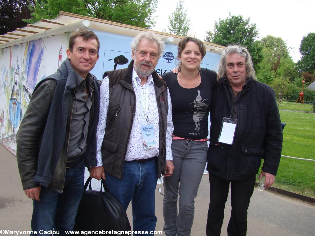 Miss Breizh alias Maïwenn Tournelec pose avec Gilles Servat et ses musiciens : Yannig Noguet et Nicolas Quemener.