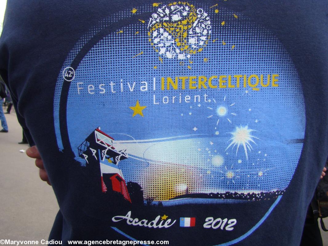 Un bénévole du festival de Lorient et son t-shirt.