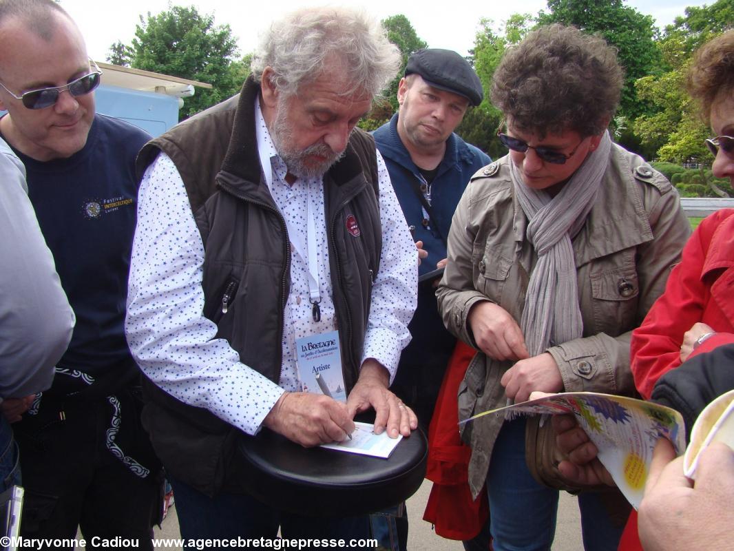 Gilles Servat signe le programme de la fête pour une Bretonne de Paris originaire de Lorient.