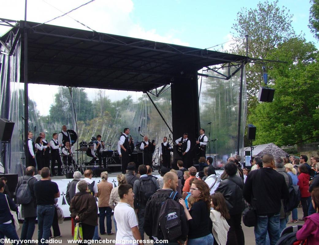 Le bagad de Naoned/Nantes s'installe et le public arrive.