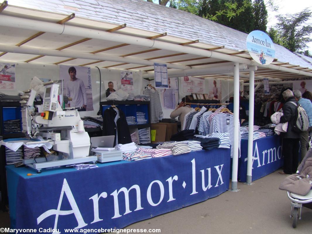 Un stand de vêtements bretons faits à Kemper.