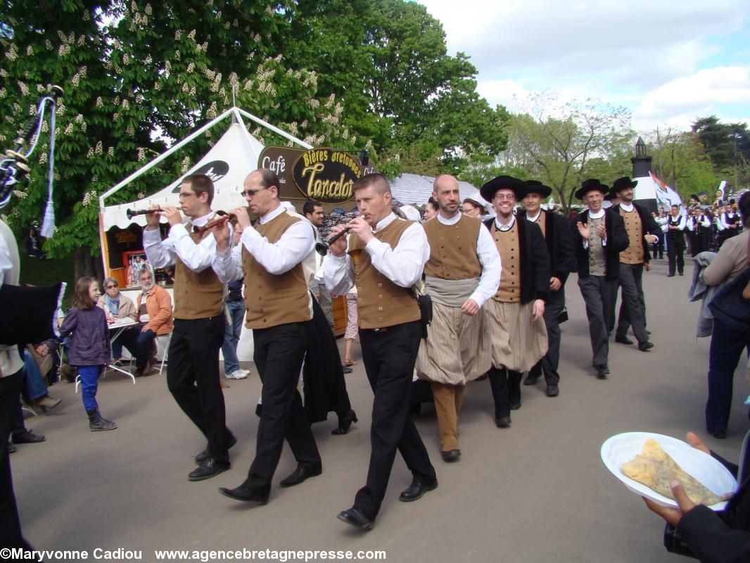 Le cercle celtique Kan Breizh de Rambouillet avec ses danseurs.