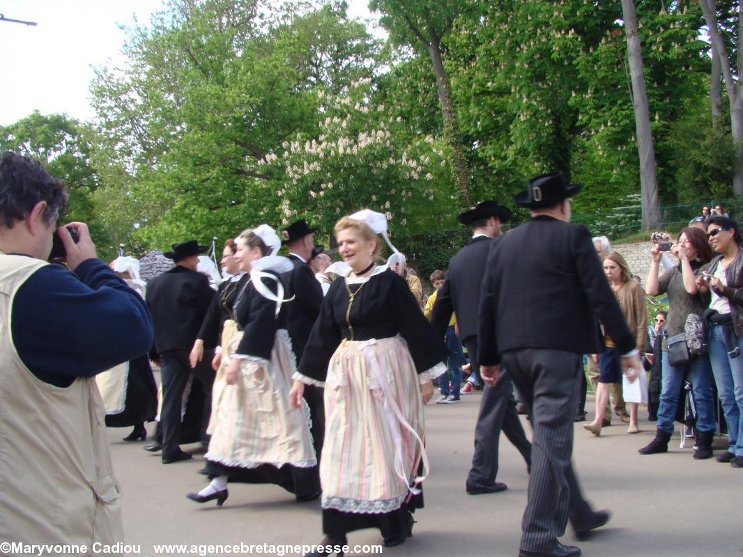 Ses danseuses portent une ancienne coiffe de l’Aven.