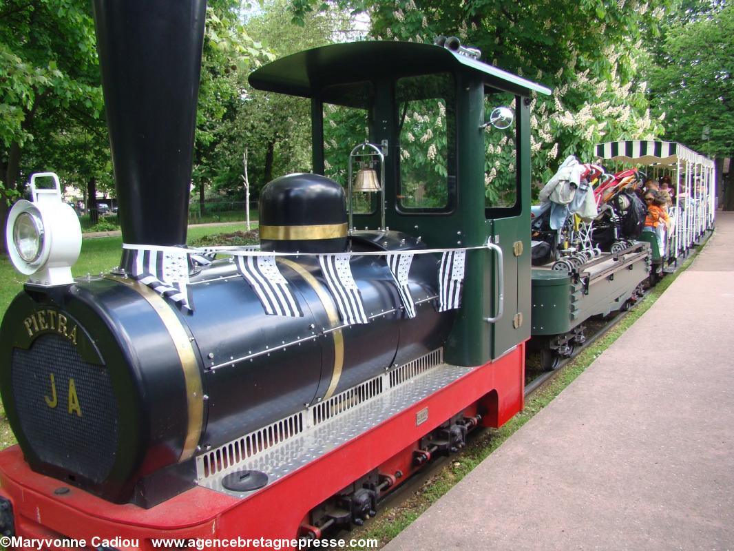 La locomotive électrique du petit train pavoise aux couleurs de la Bretagne.