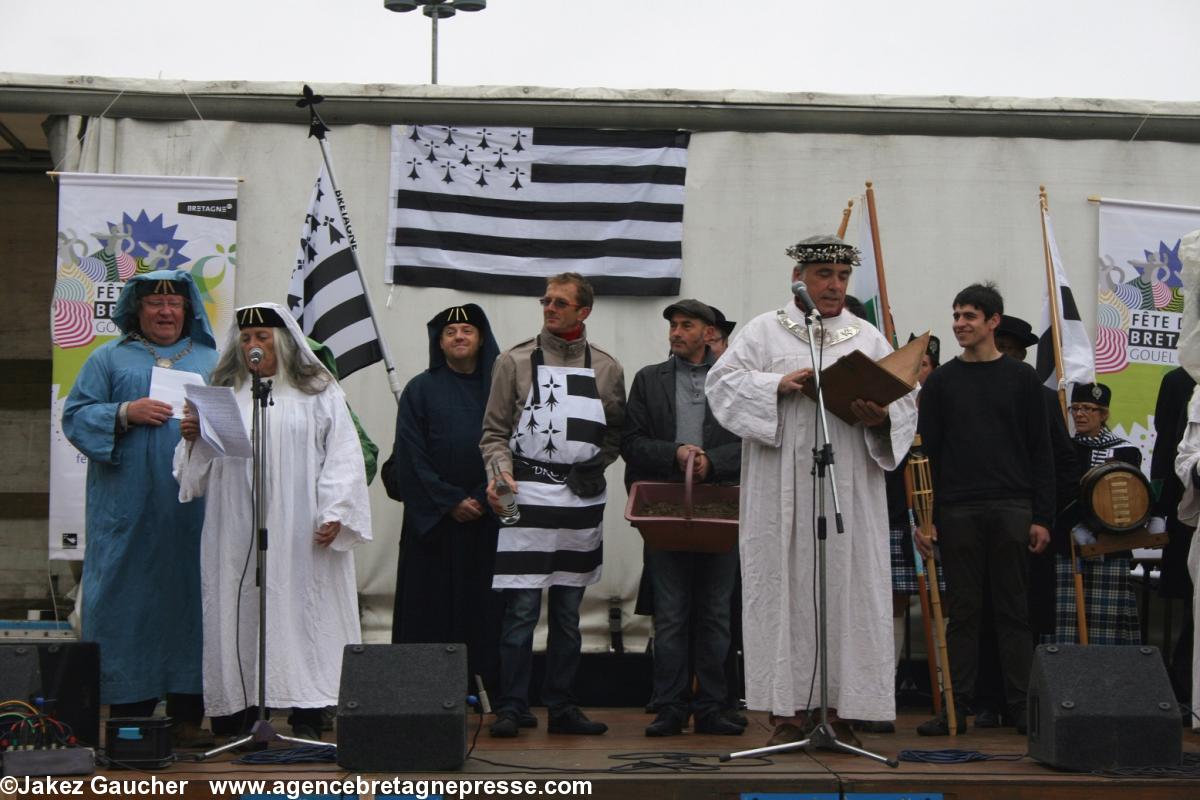 Le rituel par les membres de la Gorsedd entourés des vignerons-artisans.