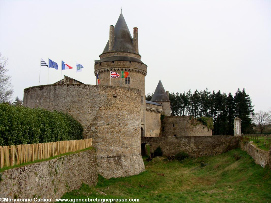 Le château de Blain, le 11 avril 2010. Vue sur le fossé, les remparts et l'entrée.