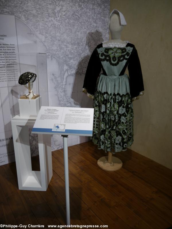 Costume féminin alréen - début XXème siècle - Un des 800 costumes bretons de la collection de la Basilique de Sainte-Anne d'Auray