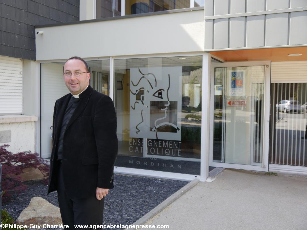 L'Abbé Frédéric Fagot devant la DDEC du Morbihan, Vannes, 4 juin 2013