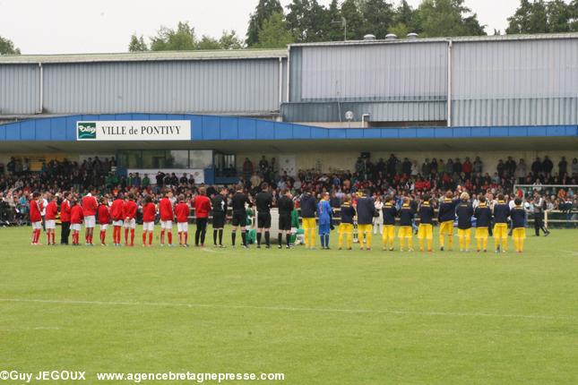 Les équipes de Nantes et Reims sur le terrain pour la finale