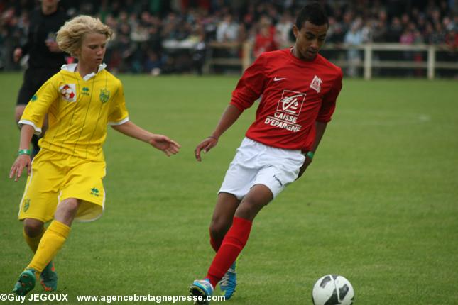 Les équipes du FC Nantes et stade de Reims (12 - 13 ans) en action