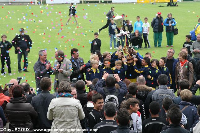 Remise du trophée du tournoi de Guerlédan aux jeunes du FC Nantes