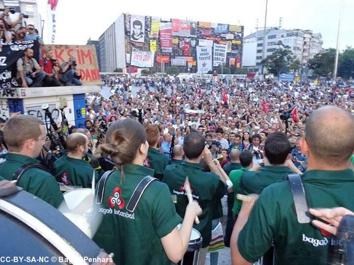 Bagad Istanbul place Taksim le 7 juin 2013.