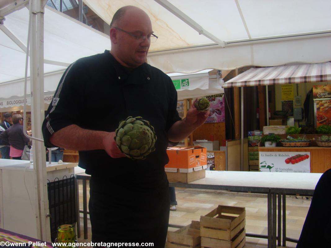 Xavier Hamon présente 2 artichauts, un de Bretagne et un violet de Provence