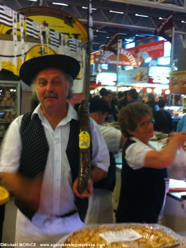 Paul Legros et son épouse sur leur stand à la Foire de Paris