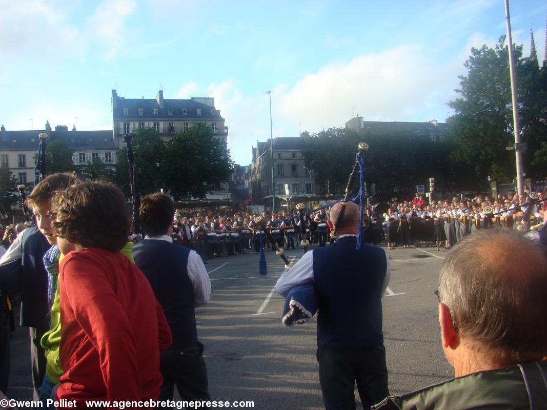 Le Bagad Kemper en aubade place de la Résistance