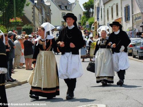 Défilé en costumes traditionnels fête des Cerisiers.