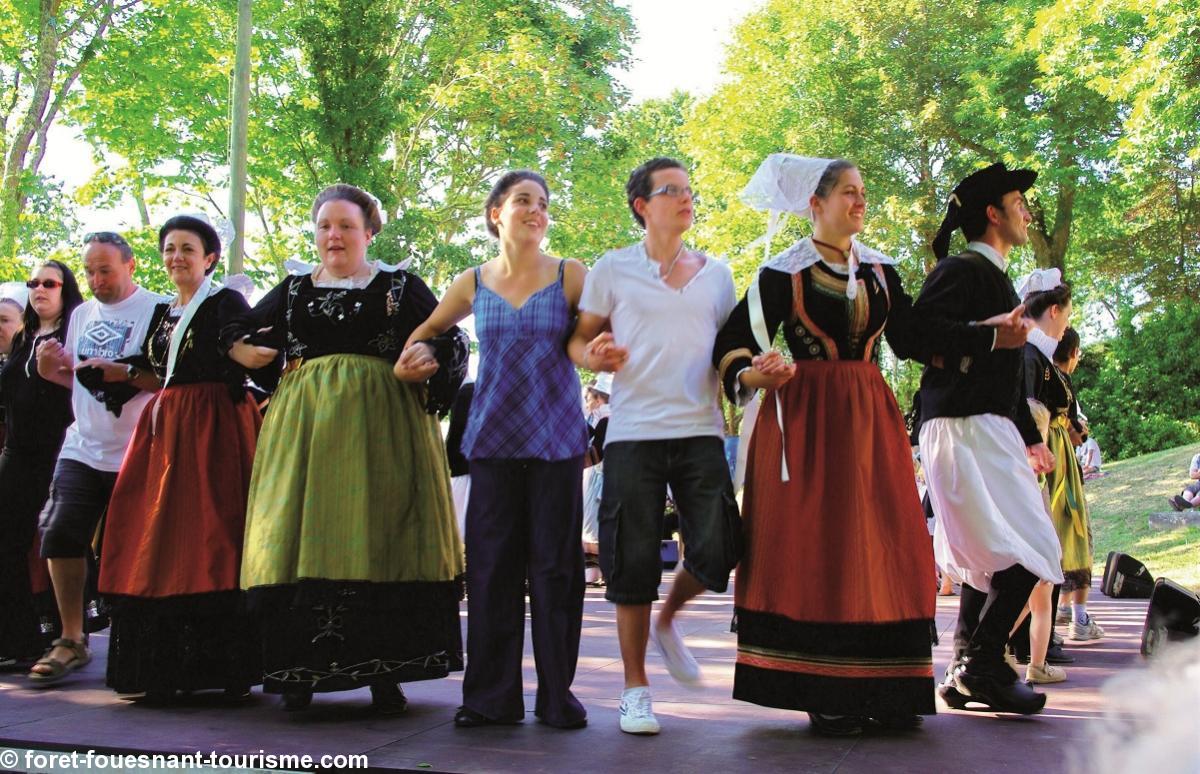 Le public est bienvenu avec les danseurs des cercles.