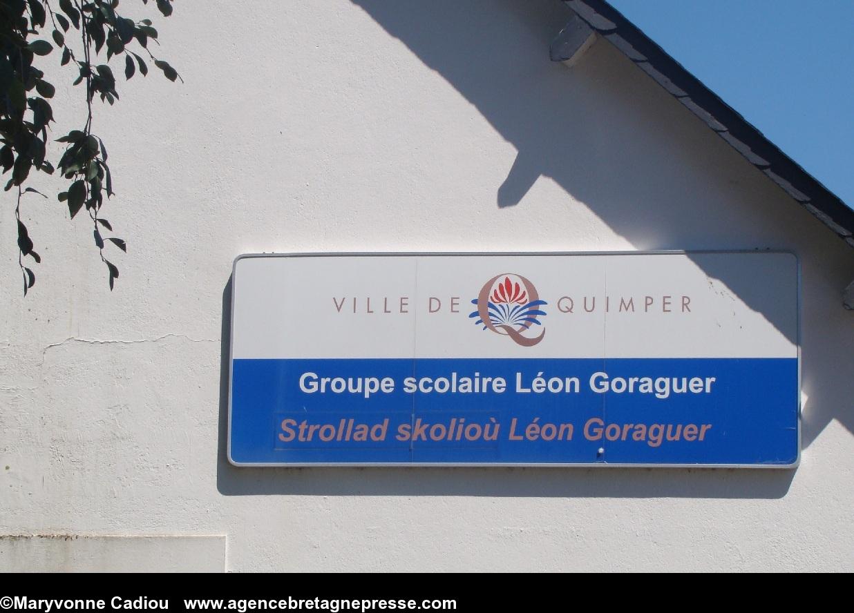 Groupe scolaire Léon Goraguer à Kemper quartier Moulin Vert et signalisation bilingue.