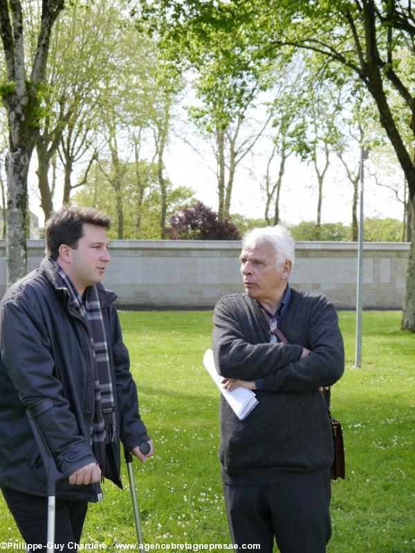 L'Abbé Eric Trochet en compagnie de M. Philippe Jehanne, Président de l'Association Spectacles Yvon Nicolazic