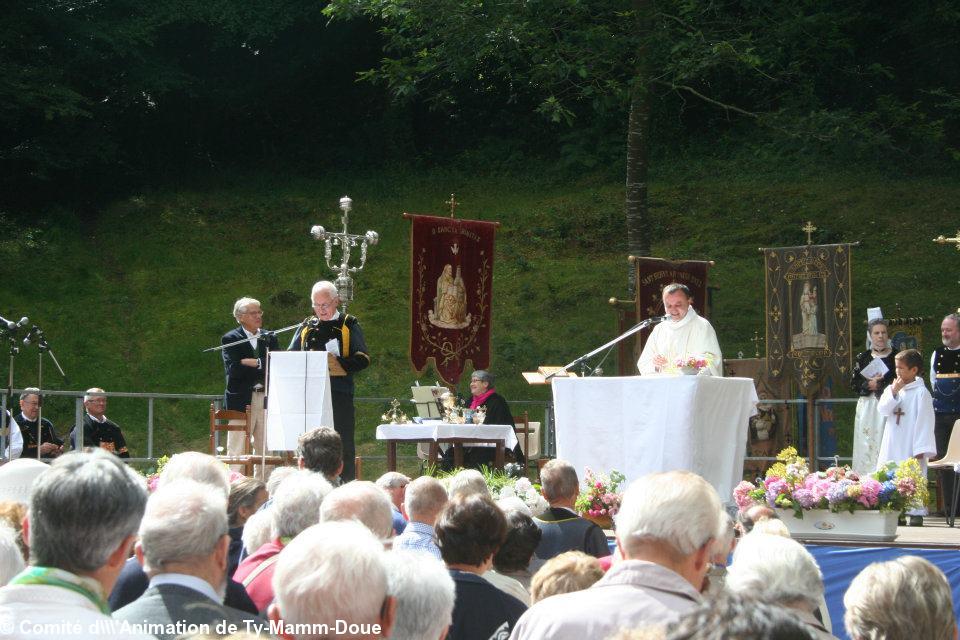 la messe avec costumes traditionnels