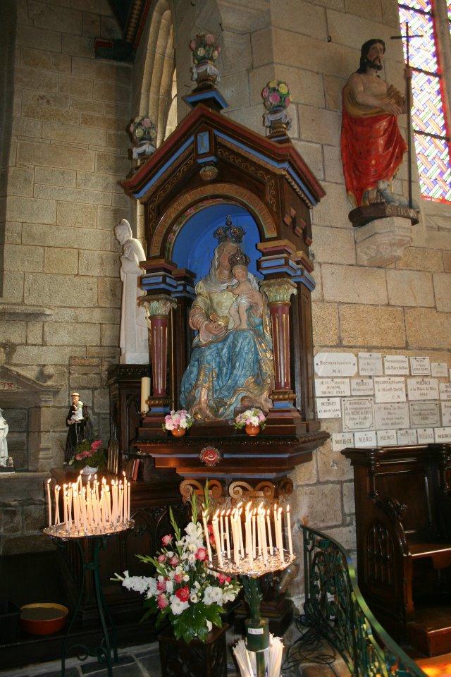 Statue de la Vierge dans la chapelle