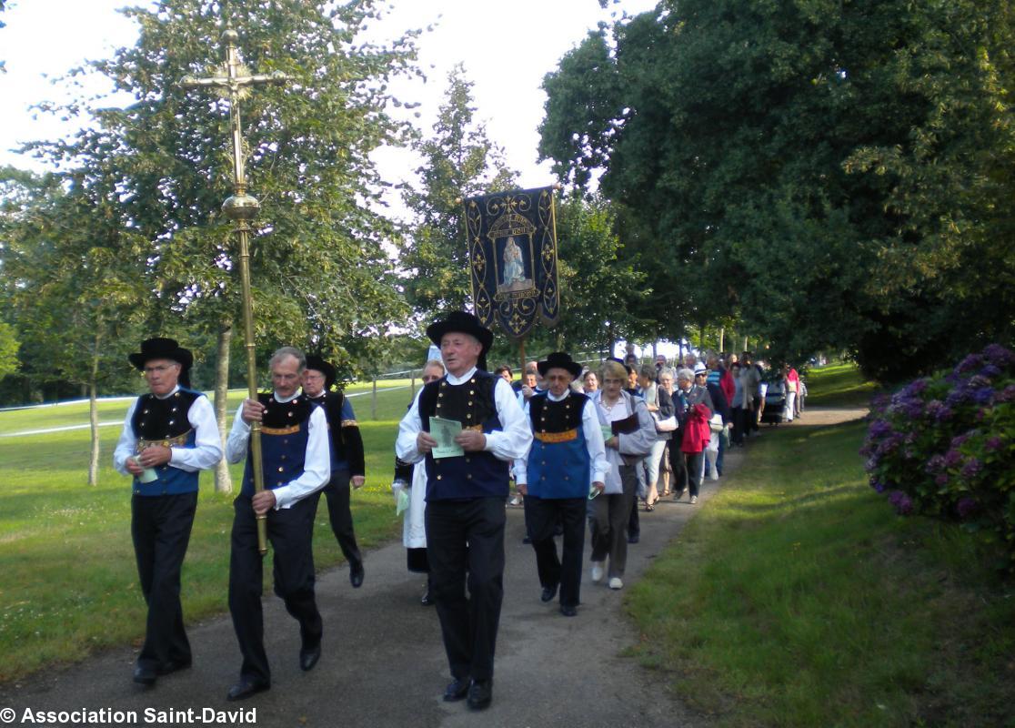 La procession avant la messe du pardon