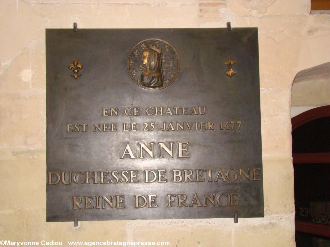 Dans une salle de conférence du Grand Logis la plaque souvenir de la naissance d'Anne de Bretagne au château.